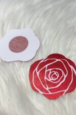 Güllü Göğüs Sticker - Kırmızı - Görsel 2
