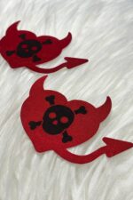 Kurukafa Kalp Göğüs Sticker - Kırmızı